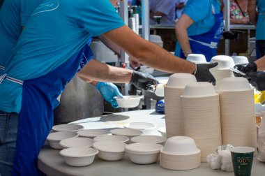 TORREMOLINOS, SPAIN - 26 Eylül 2023: Beleş test yemeği - San Miguel festivali sırasında İspanya 'nın Torremolinos kentinde yapılan ırkçılık