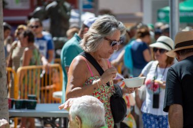 TORREMOLINOS, SPAIN - 26 Eylül 2023: Beleş test yemeği - San Miguel festivali sırasında İspanya 'nın Torremolinos kentinde yapılan ırkçılık