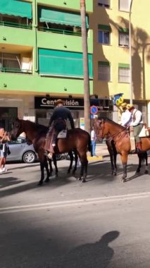 TORREMOLINOS, SPAIN - 24 Eylül 2023: 24 Eylül 2023 tarihinde İspanya 'nın Torremolinos kentindeki fuarın ilk günü olarak geleneksel San Miguel Romeria (Romeria de San Miguel) festivalinde hacılar