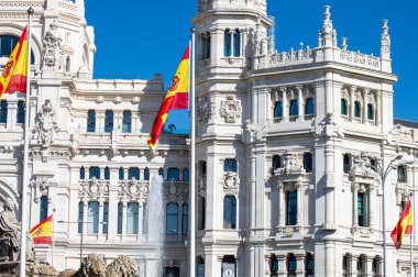 MADRID, SPAIN - 8 Temmuz 2023: Plaza de Cibeles, Madrid, İspanya 'da 8 Temmuz 2023 tarihinde, neo-klasik mermer heykel kompleksli bir meydan