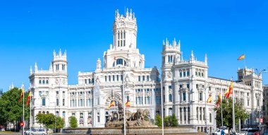 MADRID, SPAIN - 8 Temmuz 2023: Plaza de Cibeles, Madrid, İspanya 'da 8 Temmuz 2023 tarihinde, neo-klasik mermer heykel kompleksli bir meydan