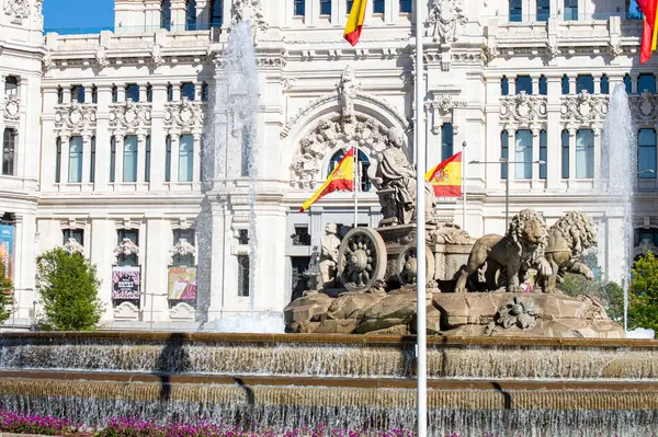 MADRID, SPAIN - 8 Temmuz 2023: Plaza de Cibeles, Madrid, İspanya 'da 8 Temmuz 2023 tarihinde, neo-klasik mermer heykel kompleksli bir meydan