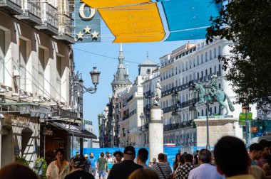 MADRID, İspanya - 8 Temmuz 2023 'te İspanya' nın Madrid kentinin tarihi kalbindeki büyük kamusal alan olan Plaza Belediye Başkanı 'na yürümek