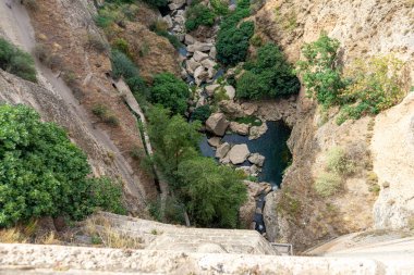 RONDA, İspanya - 23 Ekim 2022: Ronda, İspanya 'da Yeni Köprü yakınlarındaki kanyon manzarası 23 Ekim 2022