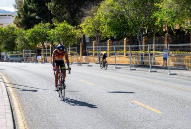 BENALMADENA, İspanya - 13 Mayıs 2023: İspanya 'nın Benalmadena kentindeki Costa del Sol caddelerinde bisiklet yarışları