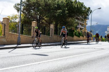 BENALMADENA, İspanya - 13 Mayıs 2023: İspanya 'nın Benalmadena kentindeki Costa del Sol caddelerinde bisiklet yarışları
