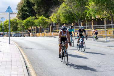 BENALMADENA, İspanya - 13 Mayıs 2023: İspanya 'nın Benalmadena kentindeki Costa del Sol caddelerinde bisiklet yarışları