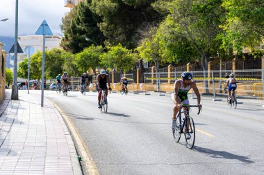BENALMADENA, İspanya - 13 Mayıs 2023: İspanya 'nın Benalmadena kentindeki Costa del Sol caddelerinde bisiklet yarışları
