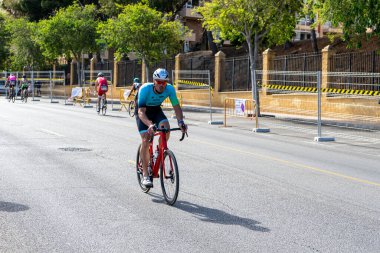 BENALMADENA, İspanya - 13 Mayıs 2023: İspanya 'nın Benalmadena kentindeki Costa del Sol caddelerinde bisiklet yarışları