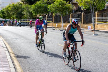 BENALMADENA, İspanya - 13 Mayıs 2023: İspanya 'nın Benalmadena kentindeki Costa del Sol caddelerinde bisiklet yarışları