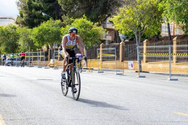 BENALMADENA, İspanya - 13 Mayıs 2023: İspanya 'nın Benalmadena kentindeki Costa del Sol caddelerinde bisiklet yarışları
