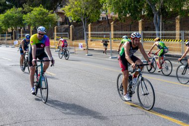 BENALMADENA, İspanya - 13 Mayıs 2023: İspanya 'nın Benalmadena kentindeki Costa del Sol caddelerinde bisiklet yarışları