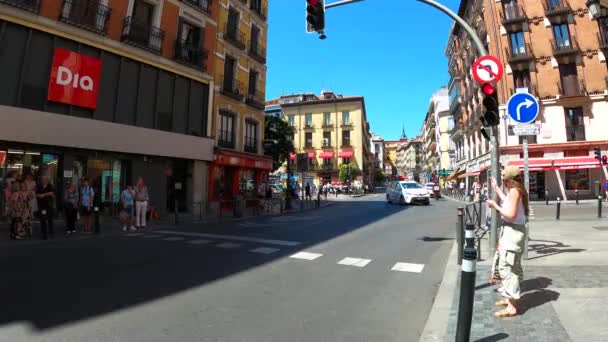 マドリード スパイス ジュリー 2023 2023 スペインのマドリードの夏の晴れた日の市内中心部を歩く — ストック動画