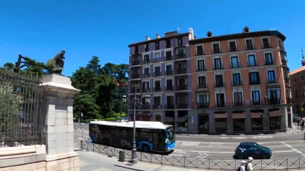 マドリード スパイス ジュリー 2023 2023 スペインのマドリードの夏の晴れた日の市内中心部を歩く — ストック動画