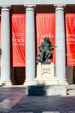 MADRID, İspanya - 8 Temmuz 2023: Madrid, İspanya 'da Ulusal Prado Müzesi yakınlarında Velazquez heykeli