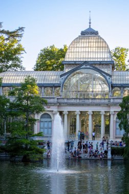 MADRID, SPAIN - 8 Temmuz 2023: Retiro Park veya kısaca El Retiro, İspanya 'nın Madrid kentindeki 19. yüzyıla kadar İspanyol monarşisine ait en büyük parklardan biridir.