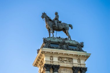 MADRID, SPAIN - 8 Temmuz 2023: Retiro Park veya kısaca El Retiro, İspanya 'nın Madrid kentindeki 19. yüzyıla kadar İspanyol monarşisine ait en büyük parklardan biridir.