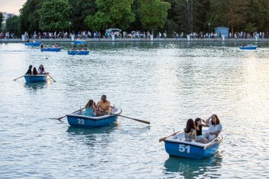 MADRID, SPAIN - 8 Temmuz 2023: Retiro Park veya kısaca El Retiro, İspanya 'nın Madrid kentindeki 19. yüzyıla kadar İspanyol monarşisine ait en büyük parklardan biridir.