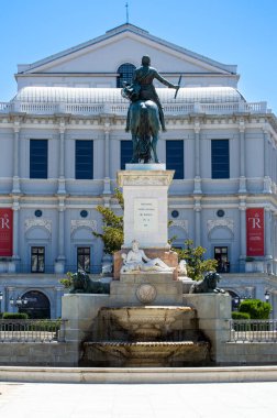 MADRID, İspanya - 8 Temmuz 2023: Madrid Kraliyet Sarayı yakınlarındaki binalar 8 Temmuz 2023 'te Madrid, İspanya' da güneşli bir günde