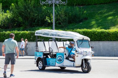 MADRID, İspanya - 8 Temmuz 2023: Madrid Kraliyet Sarayı 'nı ziyaret Yazın güneşli bir gününde Madrid, İspanya' da 8 Temmuz 2023