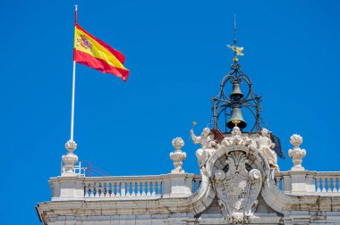 MADRID, İspanya - 8 Temmuz 2023: Madrid Kraliyet Sarayı 'nı ziyaret Yazın güneşli bir gününde Madrid, İspanya' da 8 Temmuz 2023