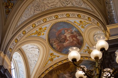 MADRID, İspanya - 8 Temmuz 2023: Madrid Kraliyet Sarayı 'nı ziyaret Yazın güneşli bir gününde Madrid, İspanya' da 8 Temmuz 2023