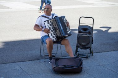 MADRID, SPAIN - 8 Temmuz 2023: Madrid Kraliyet Sarayı önündeki sokak müzisyeni 8 Temmuz 2023 'te Madrid, İspanya' da güneşli bir günde