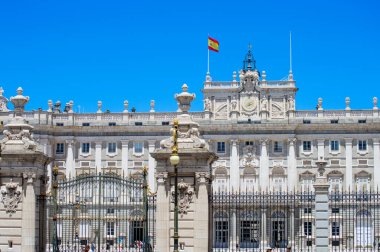 MADRID, İspanya - 8 Temmuz 2023: Madrid Kraliyet Sarayı 'nı ziyaret Yazın güneşli bir gününde Madrid, İspanya' da 8 Temmuz 2023