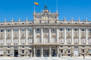 MADRID, İspanya - 8 Temmuz 2023: Palacio Real de Madrid (Kraliyet Sarayı), İspanya Kraliyet Ailesi 'nin resmi ikametgahı.