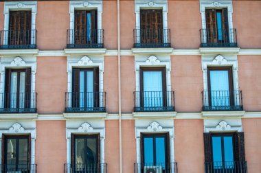 MADRID, İspanya - 8 Temmuz 2023: Madrid, İspanya 'da yaz güneşli bir günde şehir merkezinde yürüyüş