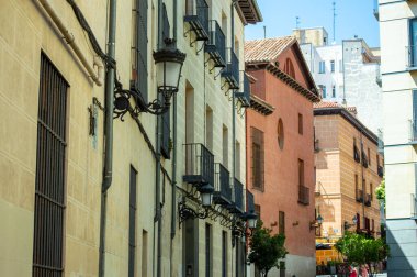 MADRID, İspanya - 8 Temmuz 2023: Madrid, İspanya 'da yaz güneşli bir günde şehir merkezinde yürüyüş