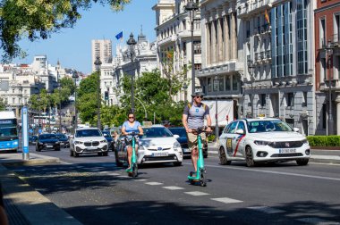 MADRID, İspanya - 8 Temmuz 2023: Madrid, İspanya 'da yaz güneşli bir günde şehir merkezinde yürüyüş
