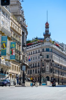 MADRID, İspanya - 8 Temmuz 2023: Madrid, İspanya 'da yaz güneşli bir günde şehir merkezinde yürüyüş