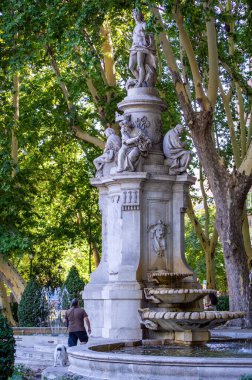 MADRID, İspanya - 8 Temmuz 2023: Madrid, İspanya 'da yaz güneşli bir günde şehir merkezinde yürüyüş