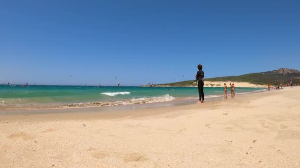 Тарифа Испания Июня 2023 Года Кайтсерфинг Пляже Вальдевакерос Гибралтарский Пролив — стоковое видео