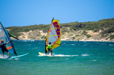 TARIFA, İspanya - 17 Haziran 2023: Valdevaqueros plajında uçurtma uçurma, Gibraltar Boğazı, Tarifa, İspanya 17 Haziran 2023