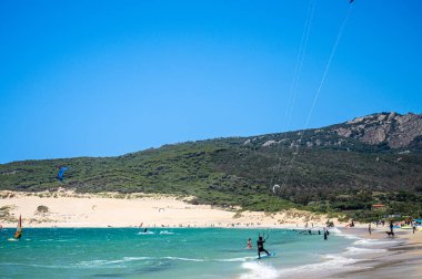 TARIFA, İspanya - 17 Haziran 2023: Valdevaqueros plajında uçurtma uçurma, Gibraltar Boğazı, Tarifa, İspanya 17 Haziran 2023