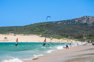 TARIFA, İspanya - 17 Haziran 2023: Valdevaqueros plajında uçurtma uçurma, Gibraltar Boğazı, Tarifa, İspanya 17 Haziran 2023