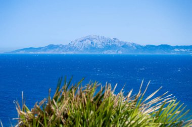 İspanya 'nın Tarifa kentindeki Gibraltar Boğazı' nın panoramik görüntüsü