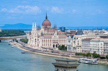 BUDAPEST, HUNGARY - 7 Temmuz 2023 Tuna Nehri 'nin doğu yakası, Macaristan parlamentosu 7 Temmuz 2023