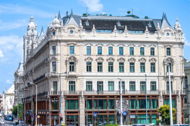 BUDAPEST, HUNGARY - 7 Temmuz 2023: Budapeşte, Macaristan şehir merkezinde yürüyüş 7 Temmuz 2023