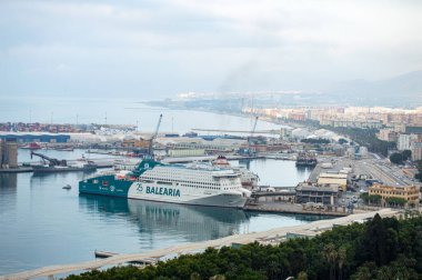 MALAGA, İspanya - 17 Temmuz 2023 'te İspanya' nın Malaga kentinde bulutlu bir yaz gününde Malaga 'nın panoramik hava manzarası