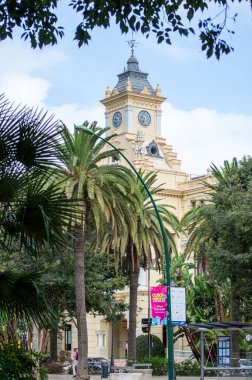 MALAGA, İSPA - 17 Temmuz 2023: Malaga Belediye Sarayı (Ayuntamiento de Malaga) 17 Temmuz 2023 'te Malaga, İspanya' da bir yaz günü
