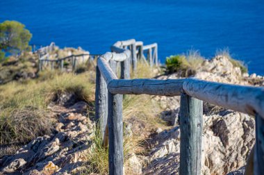 Torre Vigia De Cerro Gordo 'nun önündeki çit. Yağmacı korsanlara dikkat eden bir gözetleme kulesi. La Herradura, Andulasia, Güney İspanya