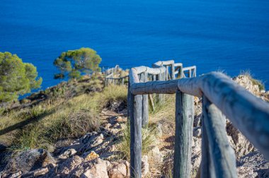Torre Vigia De Cerro Gordo 'nun önündeki çit. Yağmacı korsanlara dikkat eden bir gözetleme kulesi. La Herradura, Andulasia, Güney İspanya