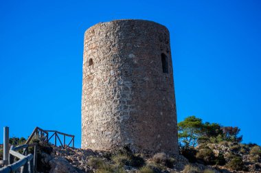 Torre Vigia De Cerro Gordo 'nun önündeki çit. Yağmacı korsanlara dikkat eden bir gözetleme kulesi. La Herradura, Andulasia, Güney İspanya