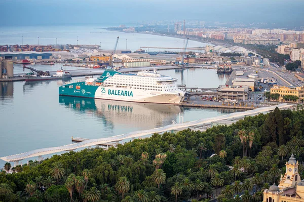 MALAGA, İspanya - 17 Temmuz 2023 'te İspanya' nın Malaga kentinde bulutlu bir yaz gününde Malaga 'nın panoramik hava manzarası