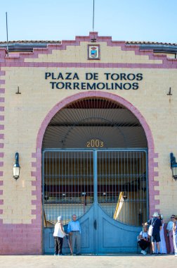 TORREMOLINOS, İspanya - 30 Eylül 2023: Atlılar 30 Eylül 2023 tarihinde İspanya 'nın Torremolinos kentindeki San Miguel fuarında gösteri yaptılar