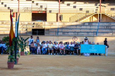 TORREMOLINOS, İspanya - 30 Eylül 2023: Atlılar 30 Eylül 2023 tarihinde İspanya 'nın Torremolinos kentindeki San Miguel fuarında gösteri yaptılar