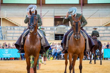 TORREMOLINOS, İspanya - 30 Eylül 2023: Atlılar 30 Eylül 2023 tarihinde İspanya 'nın Torremolinos kentindeki San Miguel fuarında gösteri yaptılar